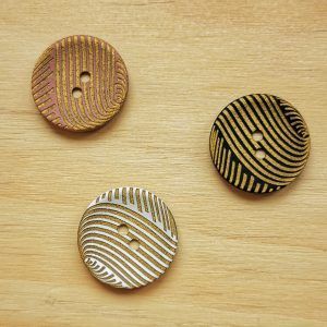Botón fantasía de madera con detalles dorados